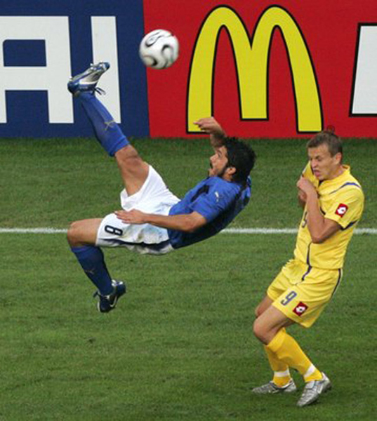 Mondiale 2006 (11).jpg - Italy's Gennaro Gattuso (L) kicks the ball past Ukraine's Oleg Gusiev during their World Cup 2006 quarter-final soccer match in Hamburg June 30, 2006.  FIFA RESTRICTION - NO MOBILE USE     REUTERS/Alessandro Bianchi         (GERMANY)